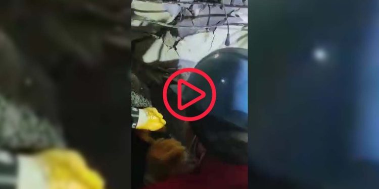 Kurtarma görevlisinden enkaz başında tekbir getirenlere tepki: Ya bir bağırmayın durun