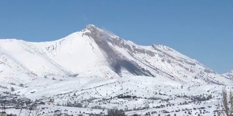 Kuşkayası dağındaki görüntü bölge halkını tedirgin ediyor: Volkan patlaması mı olacak?