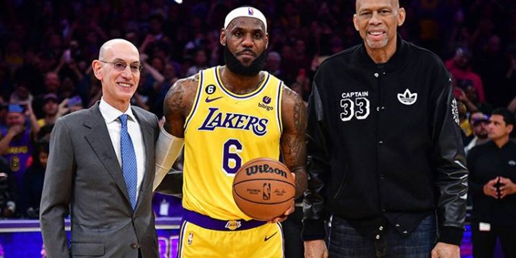 LeBron James, Kareem Abdul-Jabbar'ın rekorunu kırıp tarihe geçti