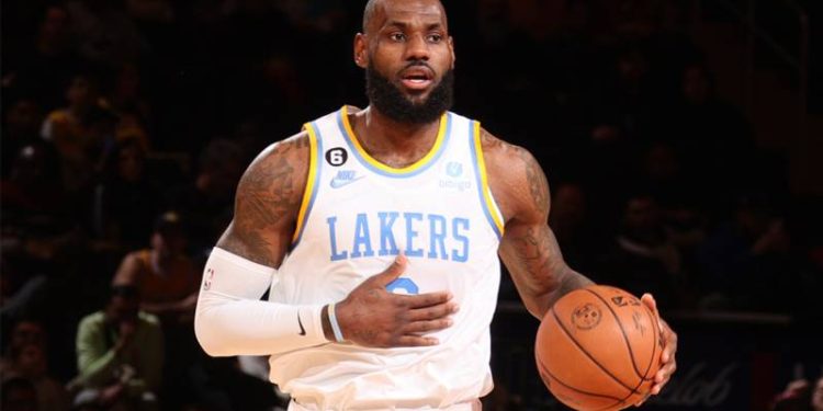 LeBron James bir gecede iki ismin önüne geçti