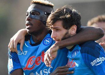 Lider Napoli hız kesmedi; Spezia'yı rahat geçti