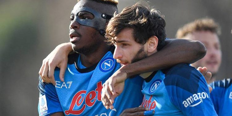 Lider Napoli hız kesmedi; Spezia'yı rahat geçti