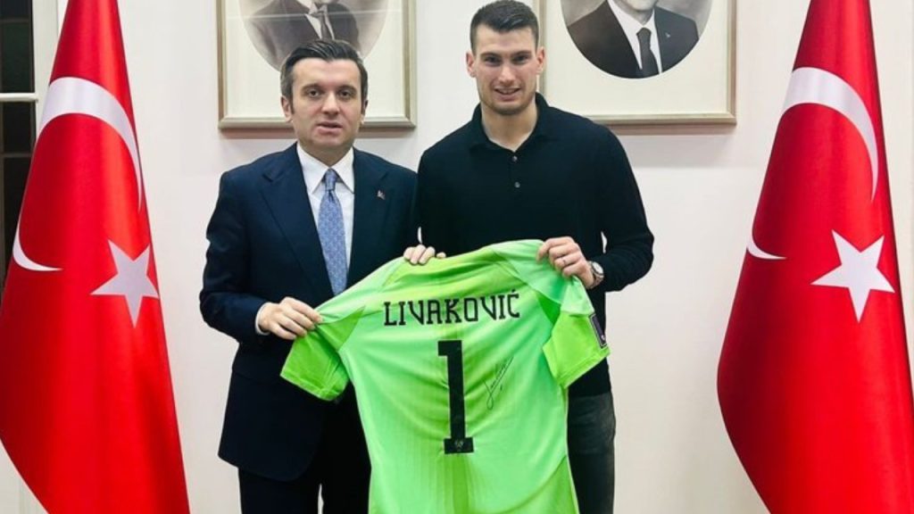 Livakovic, formasını ve eldivenlerini depremzedelere bağışladı