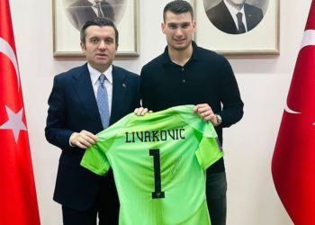 Livakovic, formasını ve eldivenlerini depremzedelere bağışladı