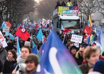 Macron neden emeklilik yaşını yükseltmek istiyor, sendikalar ve muhalefet ne diyor?