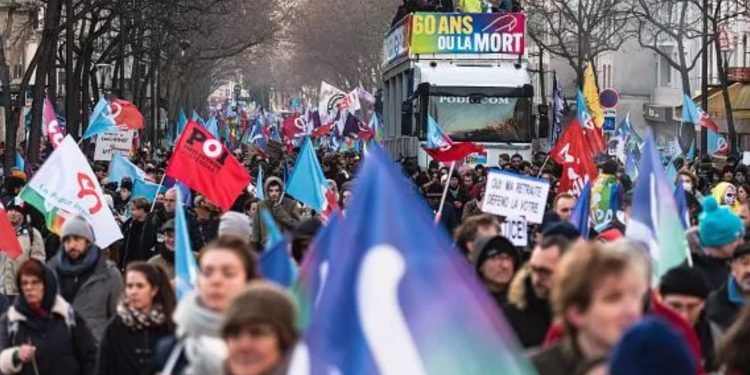 Macron neden emeklilik yaşını yükseltmek istiyor, sendikalar ve muhalefet ne diyor?