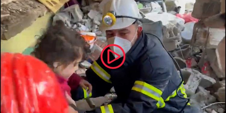 Maden işçileri Hatay'da: 5 yaşındaki çocuk enkazdan sağ çıkarıldı