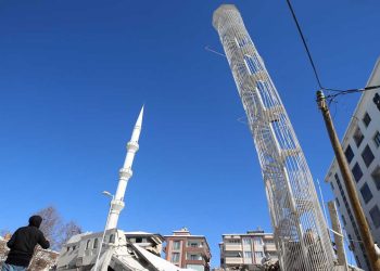 Malatya'da beş katlı binanın yalnızca yangın merdiveni ayakta kaldı