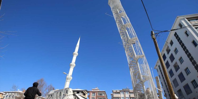 Malatya'da beş katlı binanın yalnızca yangın merdiveni ayakta kaldı