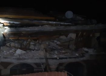 Malatya'da deprem sonrası boşaltılan bina yıkıldı