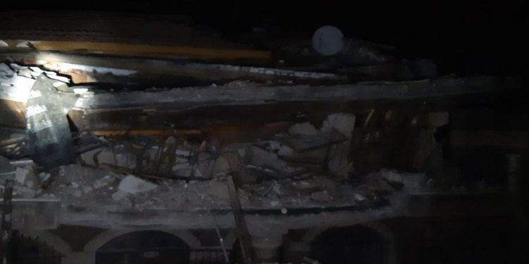 Malatya'da deprem sonrası boşaltılan bina yıkıldı