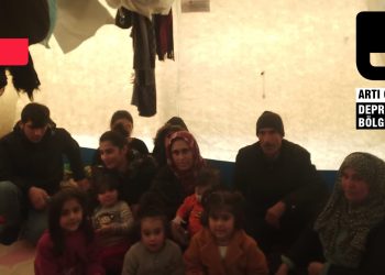 Malatyalı depremzedeler tuvalet ihtiyaçlarını hasarlı binalara girerek karşılıyor