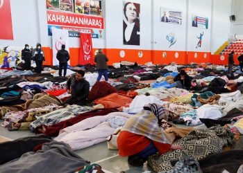 Maraş ve Hatay'da cenazeler spor salonu ve hastane önünde bekletiliyor