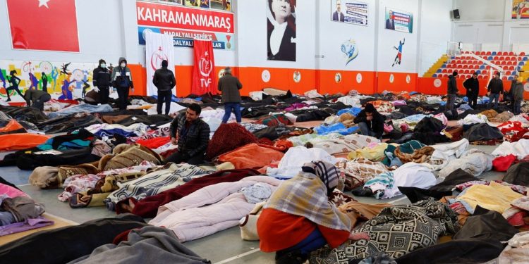 Maraş ve Hatay'da cenazeler spor salonu ve hastane önünde bekletiliyor