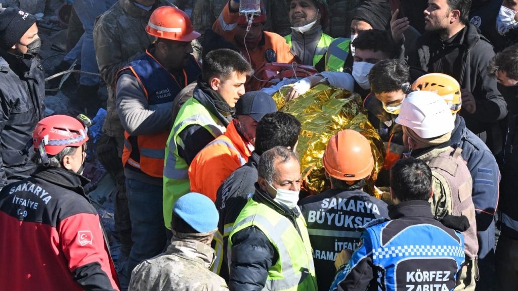 Maraş'ta bir kişi, depremin 248'inci saatinde enkazdan sağ çıkarıldı