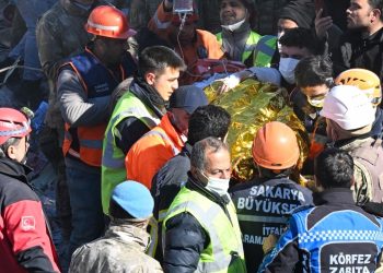 Maraş'ta bir kişi, depremin 248'inci saatinde enkazdan sağ çıkarıldı