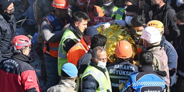 Maraş'ta bir kişi, depremin 248'inci saatinde enkazdan sağ çıkarıldı