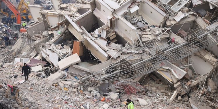 Maraş'ta enkaz altında dört güreşçi daha var