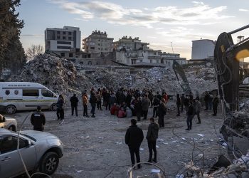 Maraş'ta enkaz kaldırma çalışmalarını izleyen bir kişi, kepçe darbesiyle öldü