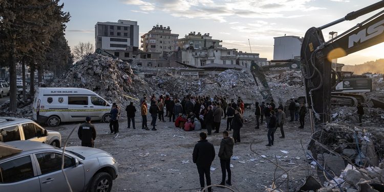 Maraş'ta enkaz kaldırma çalışmalarını izleyen bir kişi, kepçe darbesiyle öldü