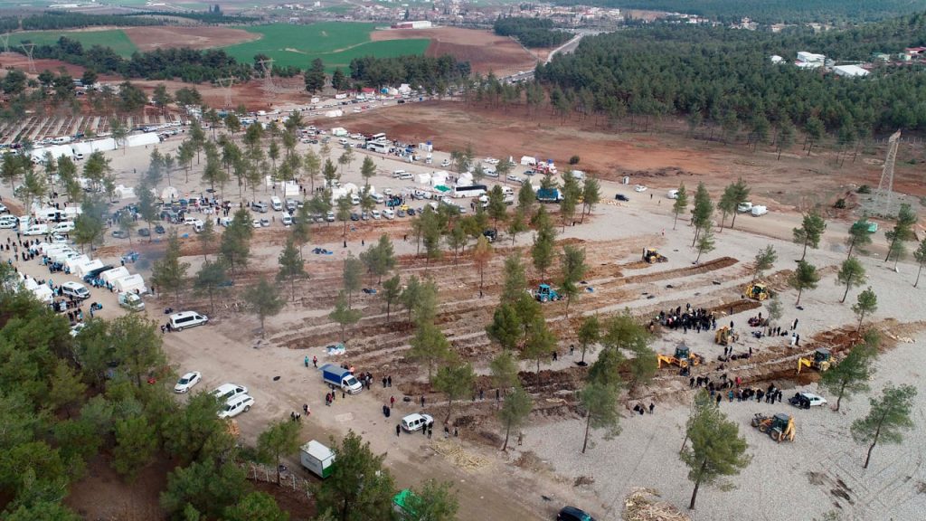 Maraş'ta ölen üç bin kişi yan yana defnedildi