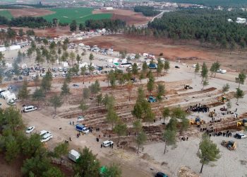 Maraş'ta ölen üç bin kişi yan yana defnedildi