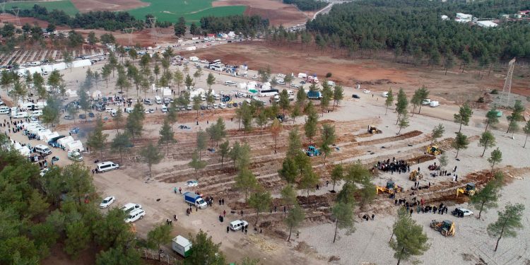 Maraş'ta ölen üç bin kişi yan yana defnedildi