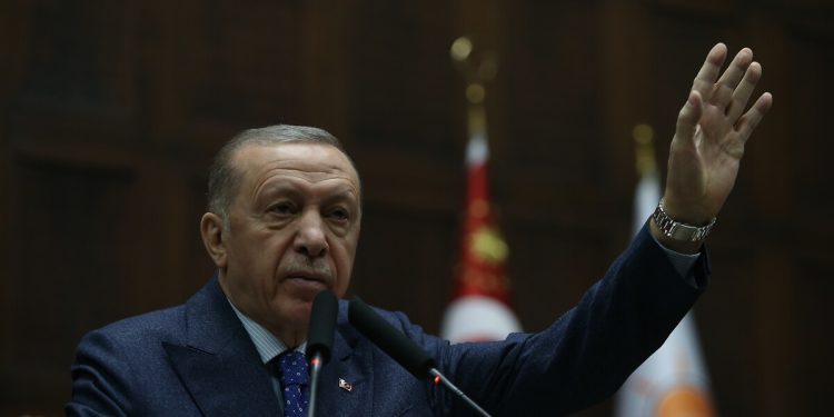 Meclis Genel Kurul’u yine kıl payı açıldı: AKP’li vekiller Erdoğan’ı takmıyor mu?