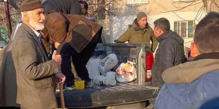 Mehmet Topal, depremden etkilenen Malatya'ya ambulans gönderdi