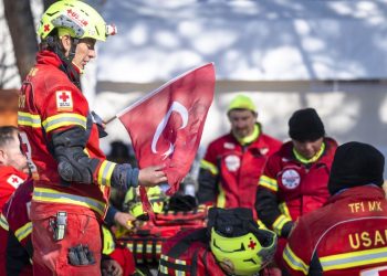 Meksika'dan gelen arama kurtarma ekipleri: Başımıza silah dayadılar