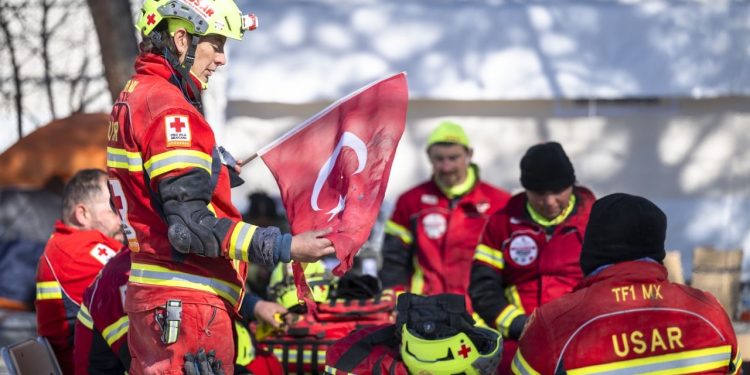 Meksika'dan gelen arama kurtarma ekipleri: Başımıza silah dayadılar