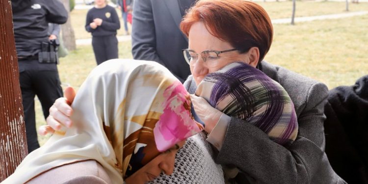 Meral Akşener, Diyarbakır’da depremzedeleri ziyaret etti