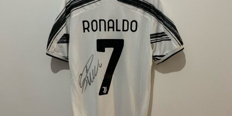 Merih Demiral, imzalı Ronaldo formasını satışa çıkardı: Ahbap'a bağışlayacak