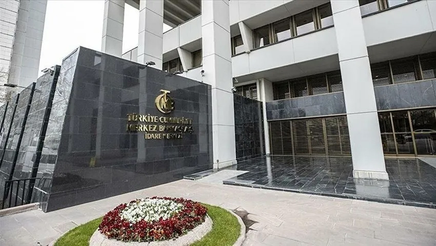 Merkez Bankası, politika faizini yarım puan daha indirerek yüzde 8,50'ye çekti. Piyasada ağırlıklı öngörü 100 baz puan indirim gelebileceği yönündeydi. PPK, depremin etkilerinin en düşük seviyelere indirilmesi ve gerekli dönüşümün desteklenmesi amacıyla uygun finansal koşulların oluşmasınının önceliklendiriliceğini aktardı.