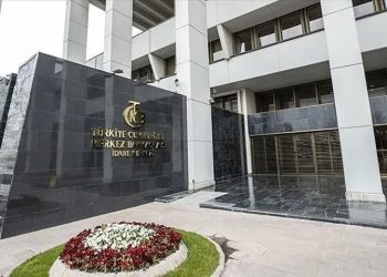 Merkez Bankası, politika faizini yarım puan daha indirerek yüzde 8,50'ye çekti. Piyasada ağırlıklı öngörü 100 baz puan indirim gelebileceği yönündeydi. PPK, depremin etkilerinin en düşük seviyelere indirilmesi ve gerekli dönüşümün desteklenmesi amacıyla uygun finansal koşulların oluşmasınının önceliklendiriliceğini aktardı.