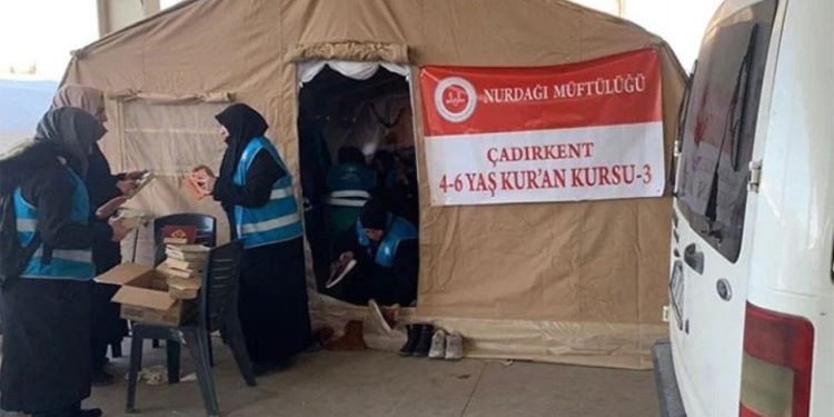 Müftülük, çadır kentte 4-6 yaş Kuran kursu açtı