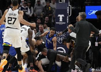 NBA'de oyuncular birbirine girdi; 5 oyuncu ihraç edildi