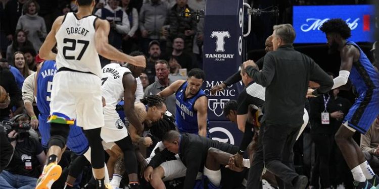 NBA'de oyuncular birbirine girdi; 5 oyuncu ihraç edildi