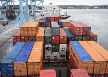 Türkiye'nin Washington Büyükelçisi Hasan Murat Mercan ve New York Başkonsolosu Reyhan Özgür, deprem bölgesine 420 ton yardım malzemesi taşıyacak Turkon Line "Nevzat Kalkavan" gemisini, New Jersey Elizabeth Limanı'ndan uğurladı.