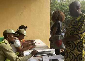 Nijerya Buhari'nin halefine kilitlendi: Kritik seçimlerde oylama sürüyor