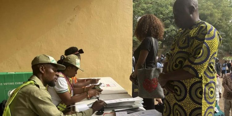 Nijerya Buhari'nin halefine kilitlendi: Kritik seçimlerde oylama sürüyor