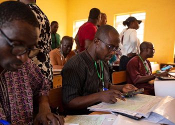 Nijerya'da eski Lagos Valisi Bola Ahmed Tinubu seçimi önde götürüyor