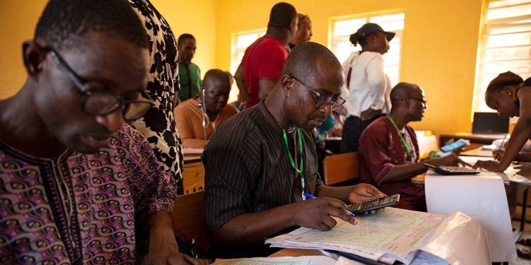 Nijerya'da eski Lagos Valisi Bola Ahmed Tinubu seçimi önde götürüyor