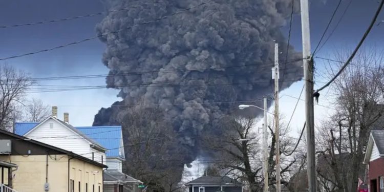 Ohio'da zehirli kimyasal trenin devrilmesi sonrası bölge halkı sağlık taramasından geçirilecek