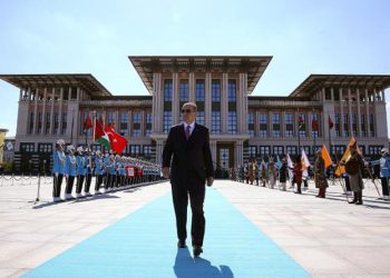 Onbinlerce insan sokakta; bin 100 küsur odalı Saray’ın kapıları depremzedelere açılacak mı?