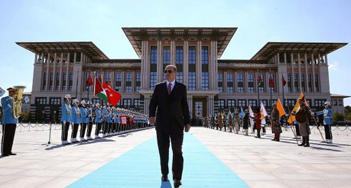 Onbinlerce insan sokakta; bin 100 küsur odalı Saray’ın kapıları depremzedelere açılacak mı?