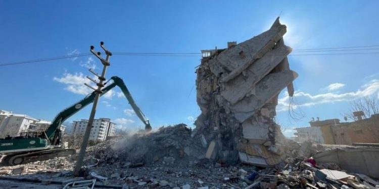 Osmaniye’de ağır hasarlı 200 binanın yıkımı başladı