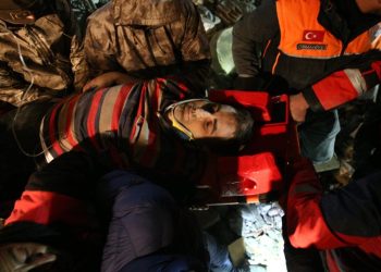 Osmaniye'de bir kişi 26 saat sonra enkazdan sağ çıkarıldı