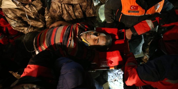 Osmaniye'de bir kişi 26 saat sonra enkazdan sağ çıkarıldı