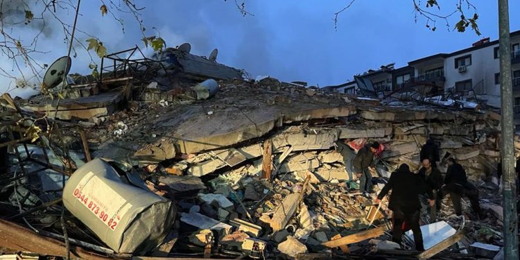 Osmaniye'de yıkılan binalarda tespit edilen kusurlara ilişkin dört şüpheli tutuklandı